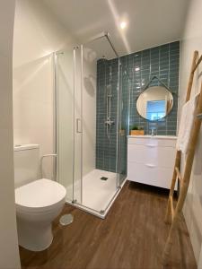 een badkamer met een toilet en een glazen douche bij Santuário Fátima - Host 2AP5 in Fátima
