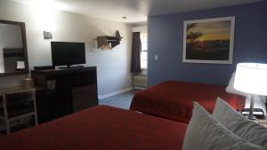pokój hotelowy z 2 łóżkami i telewizorem z płaskim ekranem w obiekcie La Villita Inn w mieście San Antonio