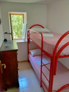 カステッランマーレ・デル・ゴルフォにあるCasa Molinelloのベッドルーム(二段ベッド1組、窓付)