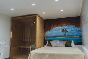 una camera da letto con un letto e un dipinto sul muro di De Luca Luxury b&b a Napoli