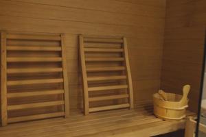 una sauna con 2 scaffali in legno e un secchio di De Luca Luxury b&b a Napoli