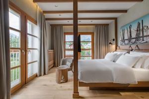 Säng eller sängar i ett rum på Grand Hotel Savoia Cortina d'Ampezzo, A Radisson Collection Hotel
