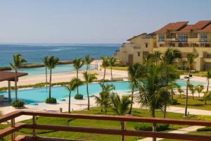 Výhled na bazén z ubytování Beachfront Paradise Luxury Penthouse Punta Cana nebo okolí