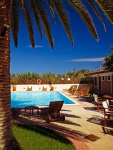 Bazén v ubytovaní Kissamos Hotel alebo v jeho blízkosti