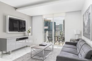 TV a/nebo společenská místnost v ubytování Fortune House Hotel Suites