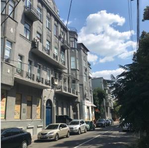 Budova, kde se apartmán nachází + 26 fotografií