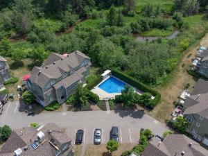an aerial view of a house with a swimming pool at Dida in Saint-Sauveur-des-Monts