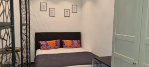 a small bed with two pillows in a room at Design-Apartment mit Klimaanlage & Top-Anbindung an der U1 in Vienna