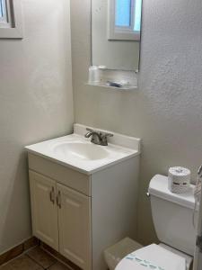 Ένα μπάνιο στο Villa West Motel +20 φωτογραφίες