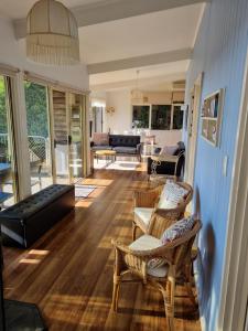 Ruang duduk di Beech Forest Cottage (Cozy Otways Accommodation)