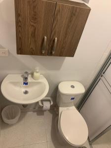 un bagno con un water e un lavandino di Casa Bachué B&B a Chía Altre 48 foto