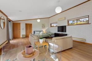un soggiorno con un divano e un tavolo di The Flaxman Studio - Panoramic Ocean Views a Port Lincoln