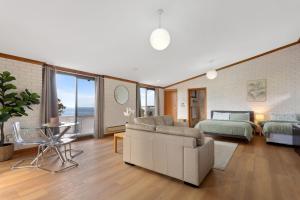 un soggiorno con un divano e un letto di The Flaxman Studio - Panoramic Ocean Views a Port Lincoln