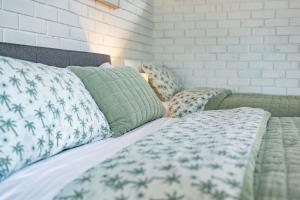 un letto con due cuscini di The Flaxman Studio - Panoramic Ocean Views a Port Lincoln