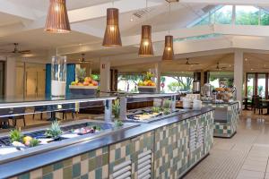 ein Restaurant mit Buffet mit Speisen in der Unterkunft Heron Island in Heron Island