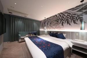 a bedroom with a king sized bed and a chair at BAMBOO GARDEN Shinyokohama Adult Only -The old name is REFTEL- in Yokohama