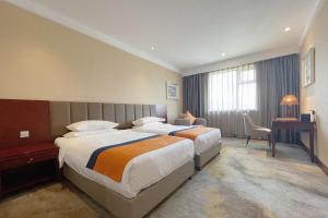 Uma cama ou camas num quarto em Wuhan Hongguang Hotel