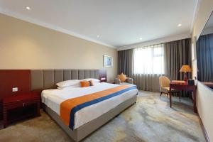 Uma cama ou camas num quarto em Wuhan Hongguang Hotel
