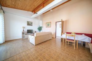 TV a/nebo společenská místnost v ubytování Apartments Ivka