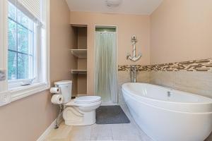 Ванна кімната в Villa Selena-Lakefront-Families Only-Boat Launch