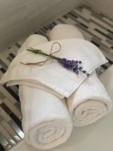 a stack of towels with a bouquet of lavender at The Flagstone Boutique Inn & Suites in Kanab