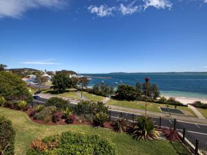 vistas al océano desde el balcón de una casa en Kiah, 12,53 Victoria Pde - Panoramic water views, Wifi and Air Con en Nelson Bay