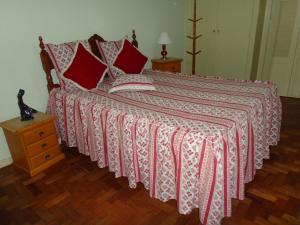1 dormitorio con 1 cama con manta roja y blanca en Rio Apartamento - Copacabana, en Río de Janeiro