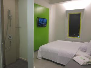 Un pat sau paturi într-o cameră la POP! Hotel Diponegoro