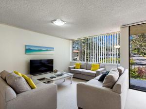 un soggiorno con due divani e una televisione di Magnus Gardens 4 beautiful air conditioned unit with filtered water views and Wi-Fi a Nelson Bay