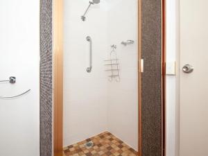 Koupelna v ubytování Magnus Gardens 4 beautiful air conditioned unit with filtered water views and Wi-Fi