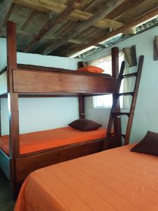 Bunk bed o mga bunk bed sa kuwarto sa Mi Casa en la Playa
