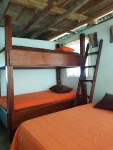 a couple of bunk beds in a room at Mi Casa en la Playa in El Paredón Buena Vista