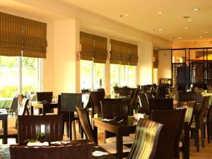 OYO HOME 90301 Suria Service Apartments Bukit Merak Laketown Resort 레스토랑 또는 맛집