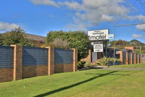 a house with a sign for a motel at Wonthaggi Motel in Wonthaggi