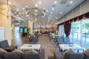 A seating area at Harbor Park Hotel