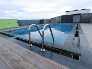 Bazén v ubytování Transit Suites by GrandWest nebo v jeho okolí