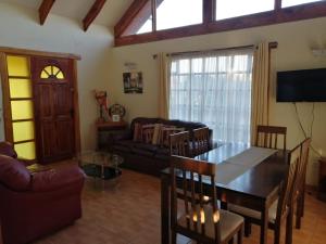 メリピージャにあるConectar con la naturaleza te hará más felizのテーブルとソファのあるリビングルーム