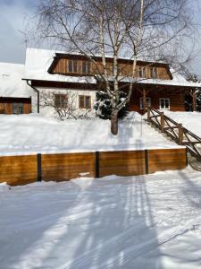 ドルニー・モラヴァにあるApartmány Dolní Moravaの雪の中の柵のある家