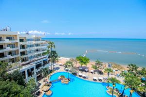 een luchtzicht op een resort met een zwembad en de oceaan bij Garden Sea View Resort in Noord Pattaya