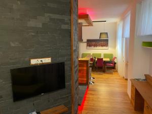 Телевизор и/или развлекательный центр в Romantik Apartment mit SommerCard