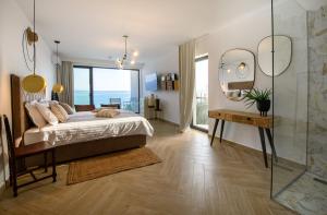 1 dormitorio con 1 cama grande y espejo en Gallery Luxury Suites & Rooms-Only Adults, en Split