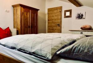 a bedroom with a large bed with a wooden door at Chalet Dürrfeld ***** in Viechtach