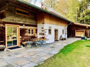 a log cabin with a table and chairs outside at Chalet Dürrfeld ***** in Viechtach