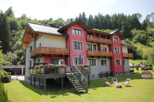 un gran edificio con una escalera en el patio en Haus Birnbacher, en Mühlbach am Hochkönig