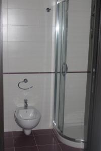 A bathroom at Villa Amateia Még 37 kép