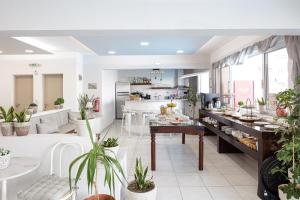 Кухня або міні-кухня у Kasteli Studios & Apartments
