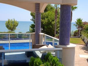 Vom Balkon einer Villa genießen Sie Meerblick. in der Unterkunft Bright apartment in Alcanar with sea and mountain views in Les Cases d'Alcanar