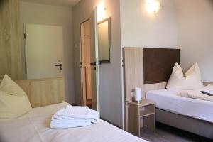 Un pat sau paturi într-o cameră la Hotel-Restaurant Tüxen