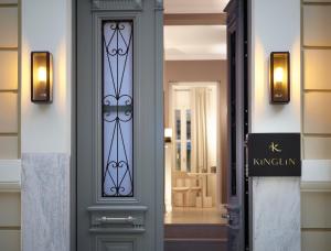 uma porta com um sinal que lê kingslin em Kinglin Luxury Living em Atenas