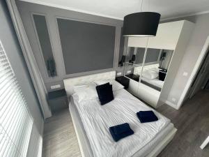 Un pat sau paturi într-o cameră la Royal Aparthotel Kamienica Nova 2